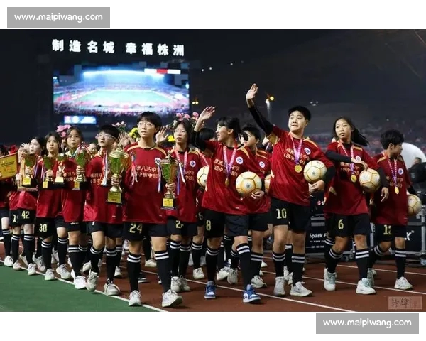 绿茵场激战九十分钟足球比赛背后的激情与策略较量全景解析深度观察 绿茵场激战九十分钟足球比赛背后的激情与策略较量全景解析深度观察